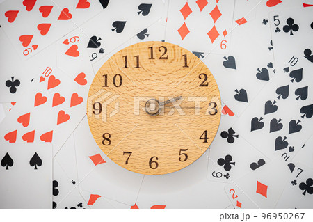 トランプと時計　14時15分 96950267