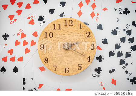 トランプと時計　14時20分 96950268