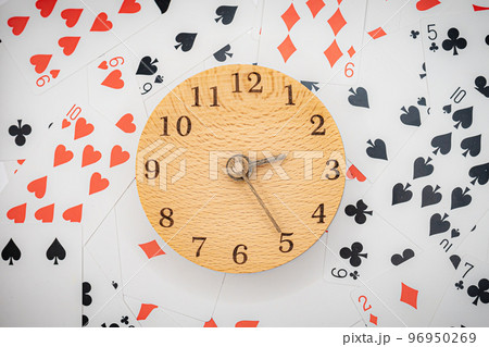 トランプと時計　14時25分 96950269