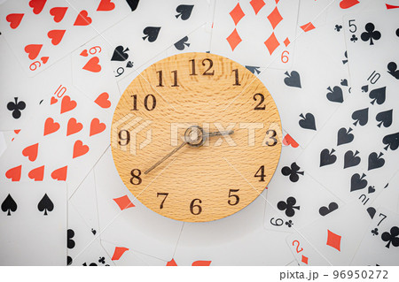 トランプと時計 14時40分 トランプと時計 14時40分 96950272