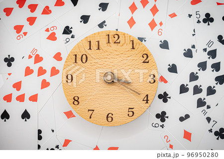 トランプと時計　3時20分 96950280