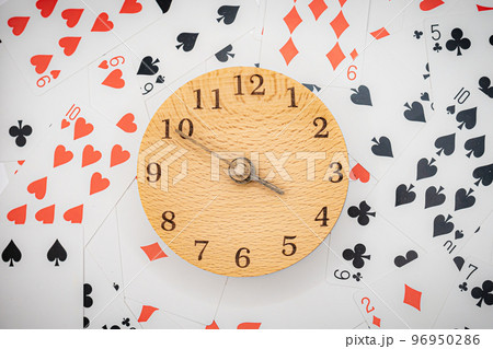 トランプと時計　3時50分 96950286