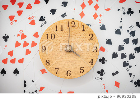 トランプと時計 4時00分 トランプと時計 4時00分 96950288
