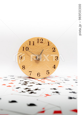 トランプと時計　12時50分 96950300