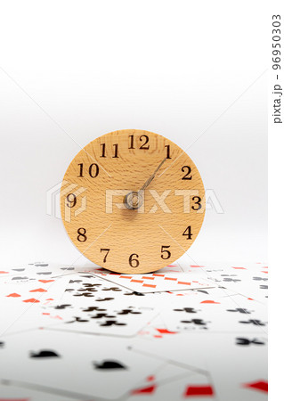 トランプと時計　13時05分 96950303