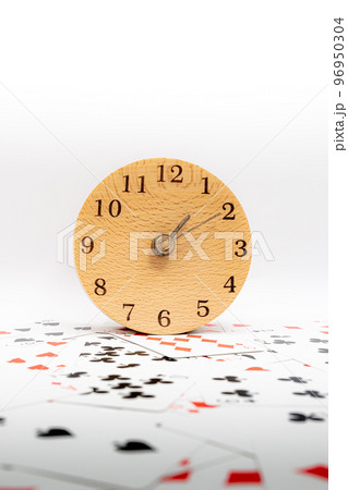 トランプと時計 13時10分 トランプと時計 13時10分 96950304