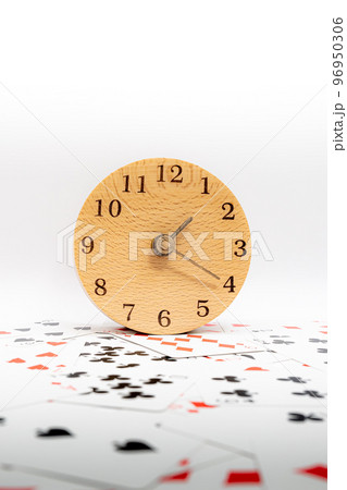 トランプと時計　13時20分 96950306