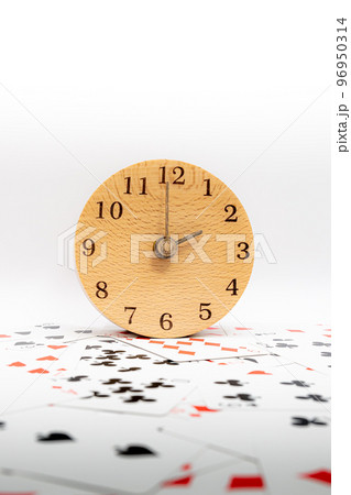 トランプと時計　2時00分 96950314