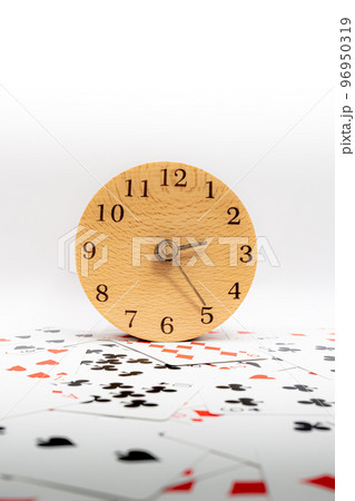 トランプと時計　2時25分 96950319