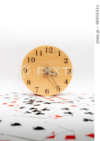 トランプと時計　3時25分 96950331