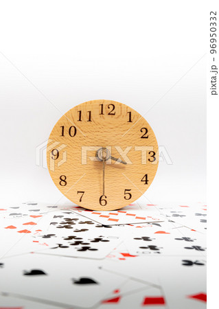 トランプと時計　3時30分 96950332