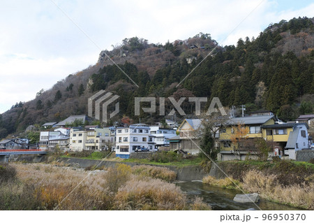 立谷川の河川敷から見る山寺の街並み 96950370