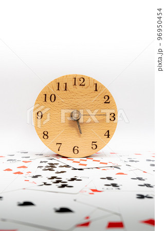 トランプと時計　5時15分 96950454