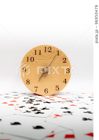 トランプと時計　7時05分 96950476