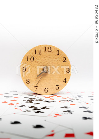 トランプと時計　7時35分 96950482