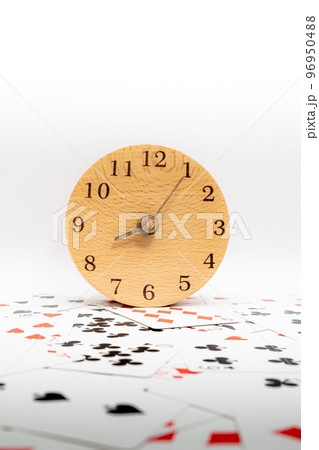 トランプと時計　8時05分 96950488