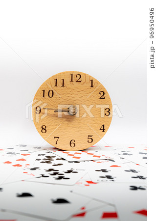 トランプと時計　8時45分 96950496