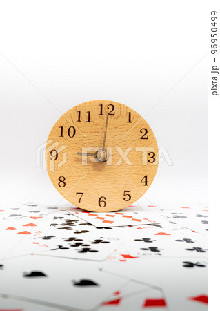 トランプと時計　9時00分 96950499