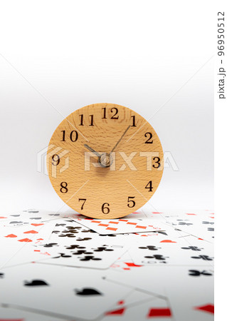 トランプと時計 10時05分 トランプと時計 10時05分 96950512