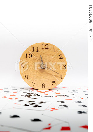 トランプと時計　11時20分 96950531