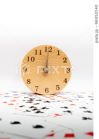 トランプと時計　12時00分 96950540