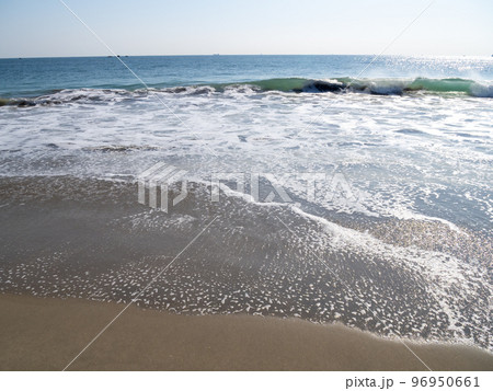 砂浜の波打ち際。 96950661