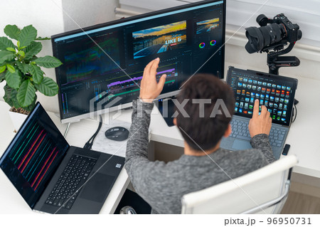 動画・映像クリエイター 男性　動画マーケティング　編集　宣伝活動　俯瞰　マルチディスプレイ　ジンバル 96950731