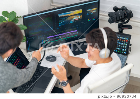 動画・映像クリエイター 男性　動画マーケティング　編集　宣伝活動　俯瞰　ジンバル　2人　チームワーク 96950734