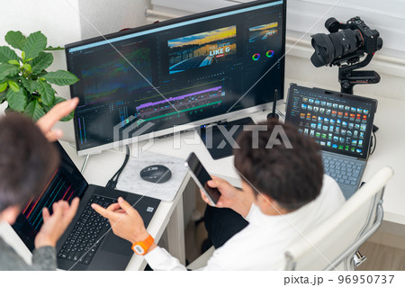 動画・映像クリエイター 男性　動画マーケティング　編集　宣伝活動　俯瞰　ジンバル　2人　スマホ　指示 96950737