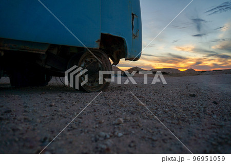 オパール採掘現場で放置された廃車 96951059
