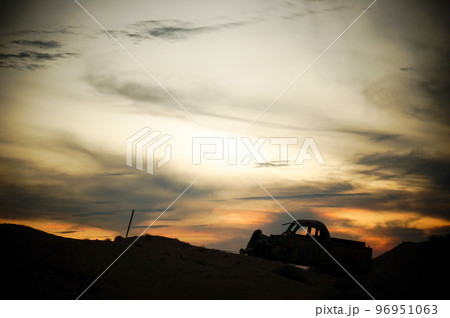 空と廃車のシルエット 96951063