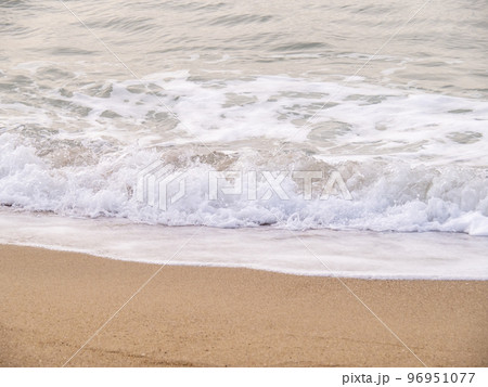 波打ち際の波。 波打ち際の波。 96951077