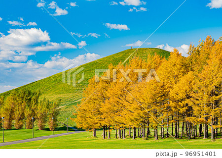 北海道の秋のモエレ沼公園の風景 96951401
