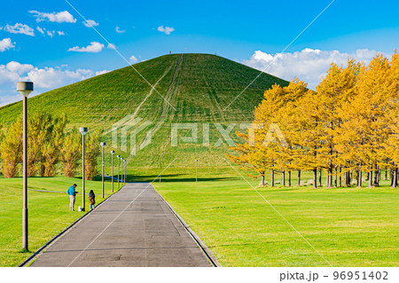 北海道の秋のモエレ沼公園の風景 96951402