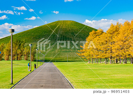 北海道の秋のモエレ沼公園の風景 96951403