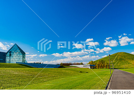 北海道の秋のモエレ沼公園の風景 96951410