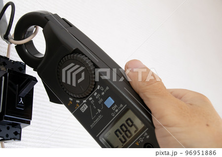 クランプメーターで電流測定のイメージ 96951886