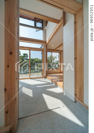 新築の家 部屋 土間 無垢材の床 新築の家 部屋 土間 無垢材の床 96952951