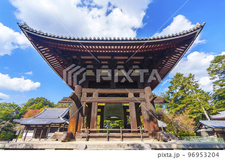 東大寺鐘楼 紅葉の季節(奈良県奈良市) 東大寺鐘楼 紅葉の季節(奈良県奈良市) 96953204