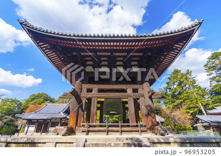 東大寺鐘楼 紅葉の季節(奈良県奈良市) 東大寺鐘楼 紅葉の季節(奈良県奈良市) 96953205