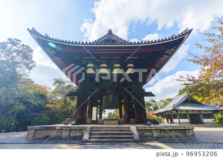東大寺鐘楼　紅葉の季節（奈良県奈良市） 96953206