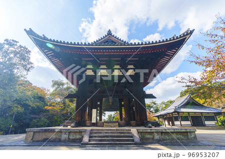 東大寺鐘楼　紅葉の季節（奈良県奈良市） 96953207