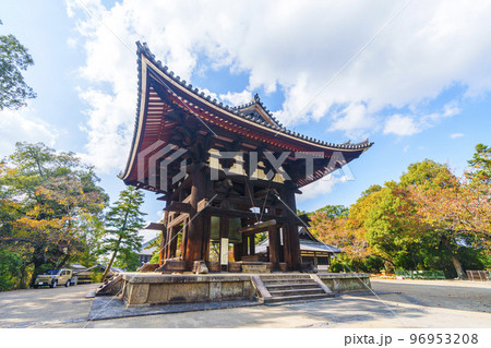 東大寺鐘楼　紅葉の季節（奈良県奈良市） 96953208