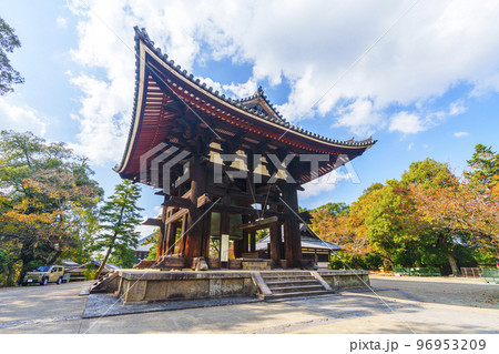 東大寺鐘楼　紅葉の季節（奈良県奈良市） 96953209