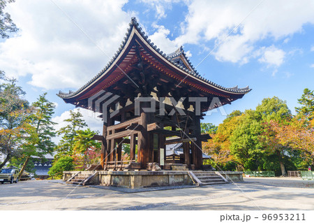 東大寺鐘楼　紅葉の季節（奈良県奈良市） 96953211