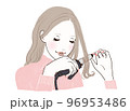 髪をコテで巻く女性 96953486