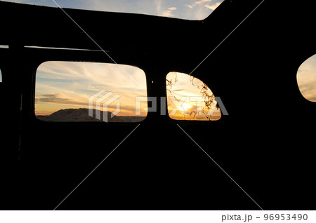 廃車の車内から覗く夕日 廃車の車内から覗く夕日 96953490