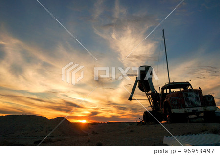 クーバーペディの夕暮れとトラックのシルエット 96953497