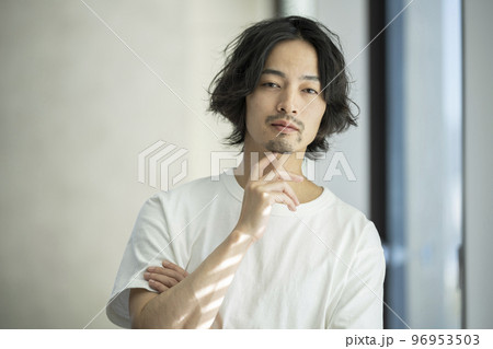 30代前半の男性 メンズビューティーイメージ ポートレート カメラ目線 30代前半の男性 メンズビューティーイメージ ポートレート カメラ目線 96953503
