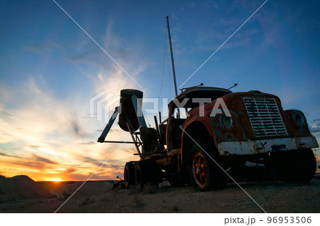 クーバーピディのオパール採掘現場で放置されたトラック クーバーピディのオパール採掘現場で放置されたトラック 96953506